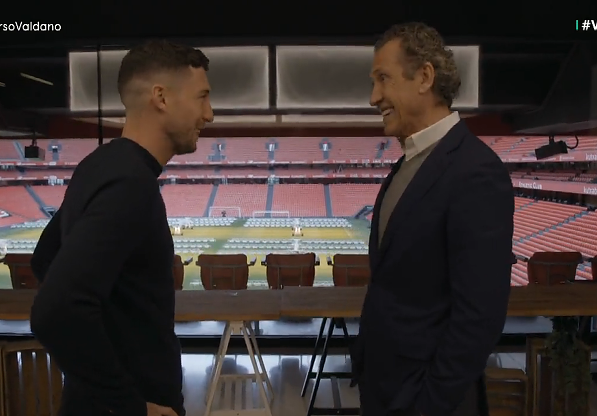 De Marcos y Valdano, en un momento de la entrevista con San Mamés de fondo.