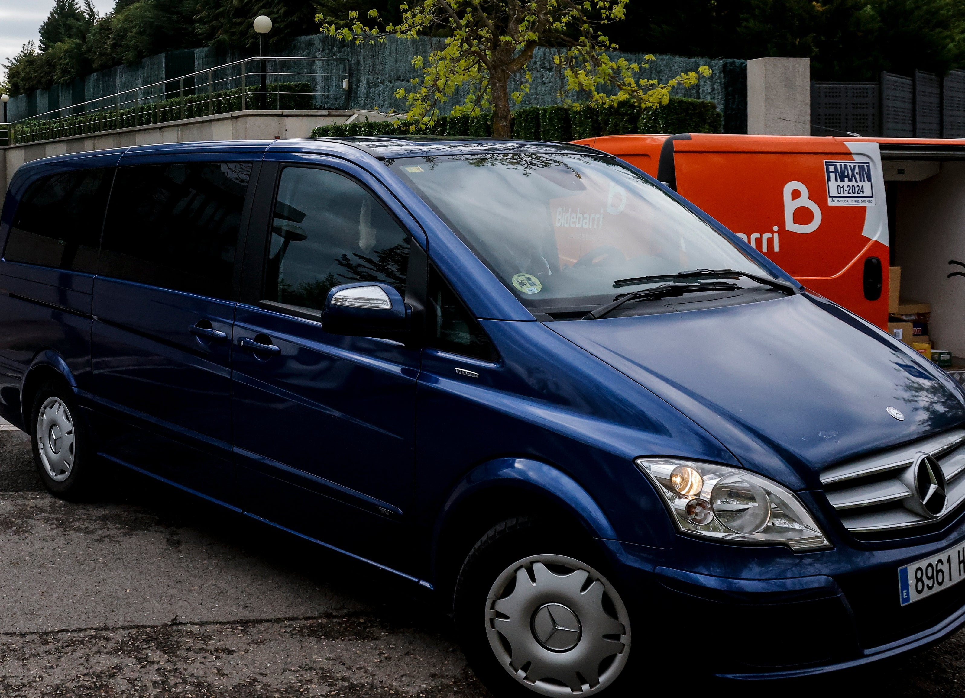 El rey emérito abandona Vitoria tras someterse a una revisión rutinaria