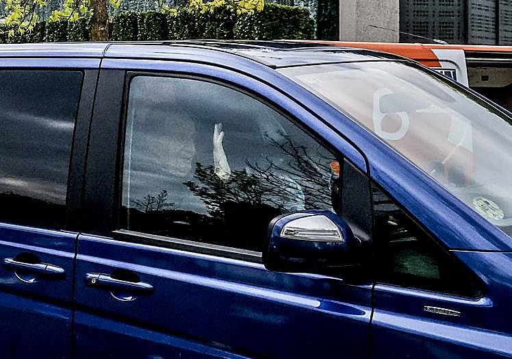 El rey emérito ha salido de la clínica del doctor Anitua poco antes de las diez de la mañana.