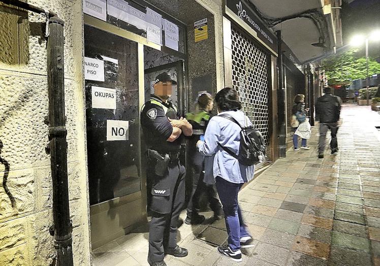 Los policías, en la puera del inmueble