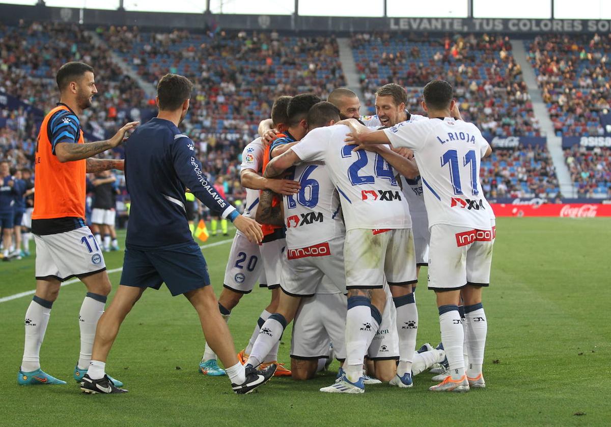 La plantilla albiazul celebra el gol de Joselu que colocó el 0-1 el año pasado.En la segunda parte llegaría una hecatombe.