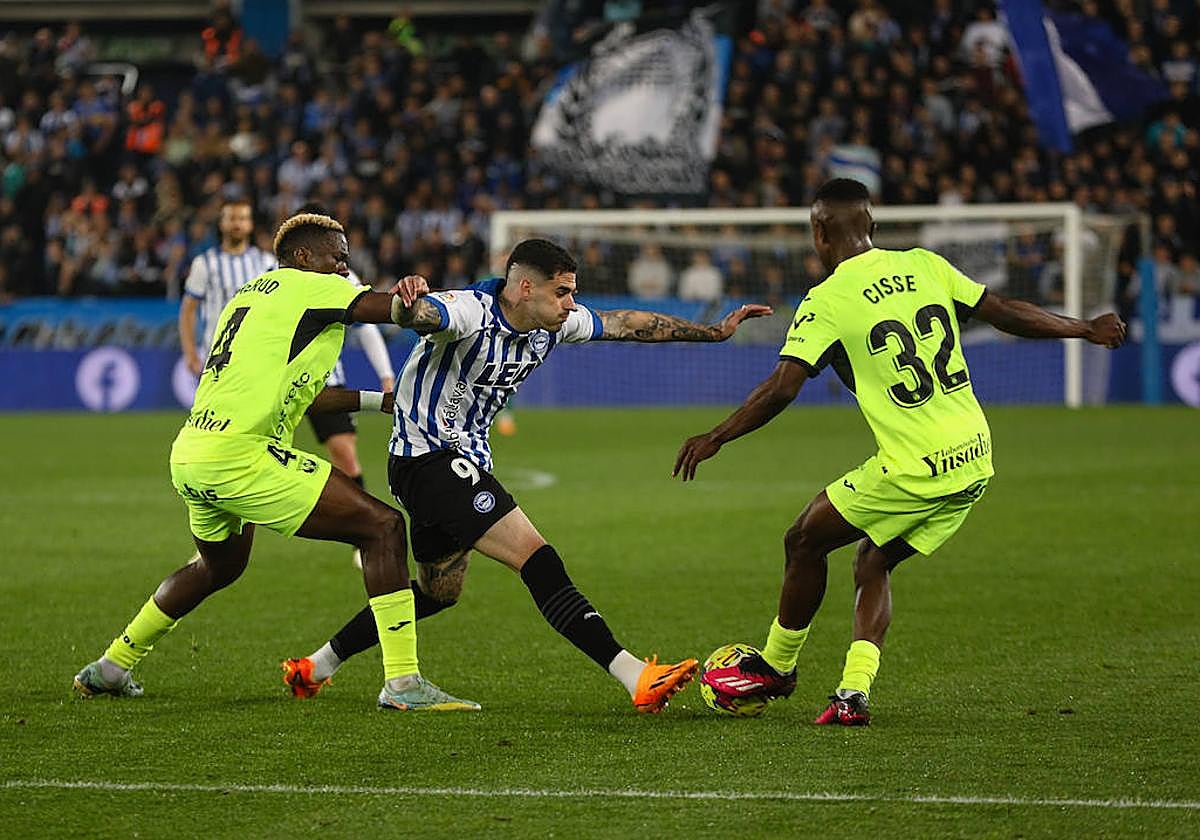 Miguel mete la pierna para arrebatar el balón a la defensa del Leganés.