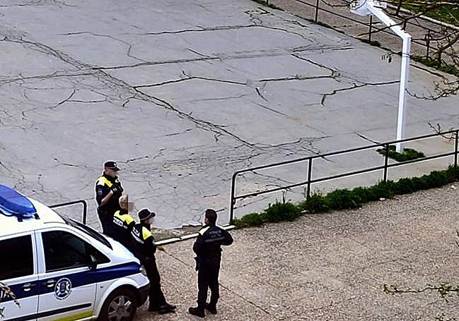Efectivos de la Policía Local durante una de sus guardias en este punto de Adurza.