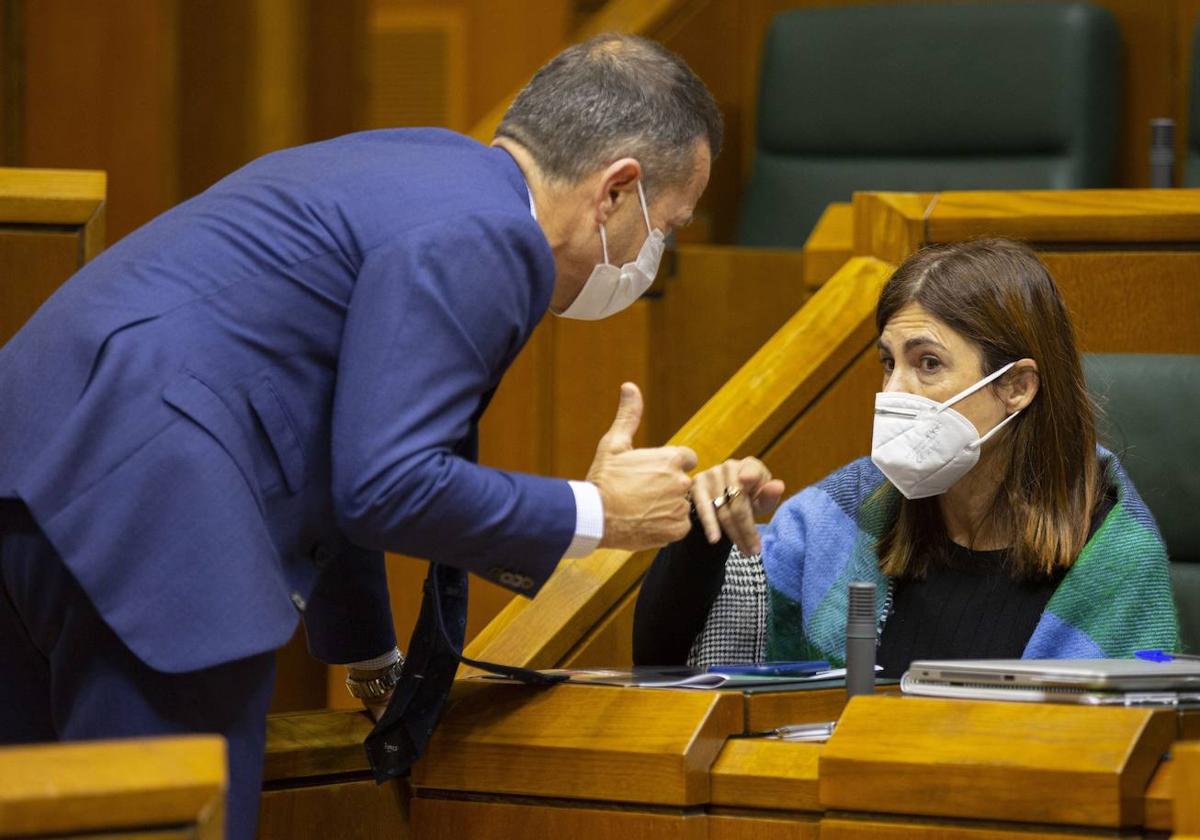 Jokin Bildarratz y Miren Gorrotxategi, durante un pleno en el Parlamento vasco.