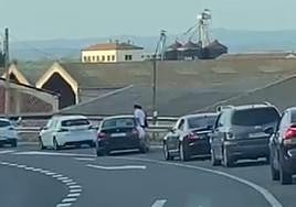 Las multas a las que se enfrenta el conductor que circuló con dos personas sentadas en las ventillas