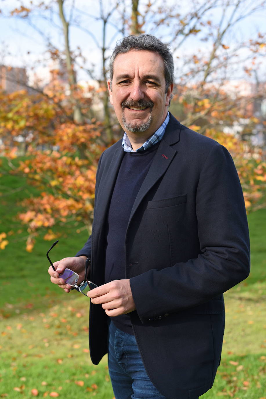 Alex Oviedo disecciona con humor la tiranía de la rutina en su última novela