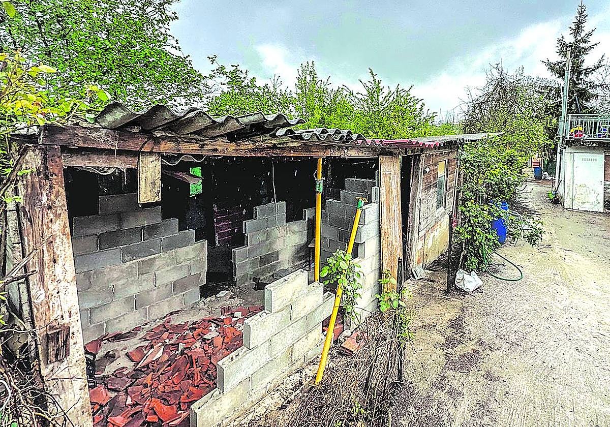 Una de las construcciones en el interior de la finca con bloques de hormigón y tejado de chapa.