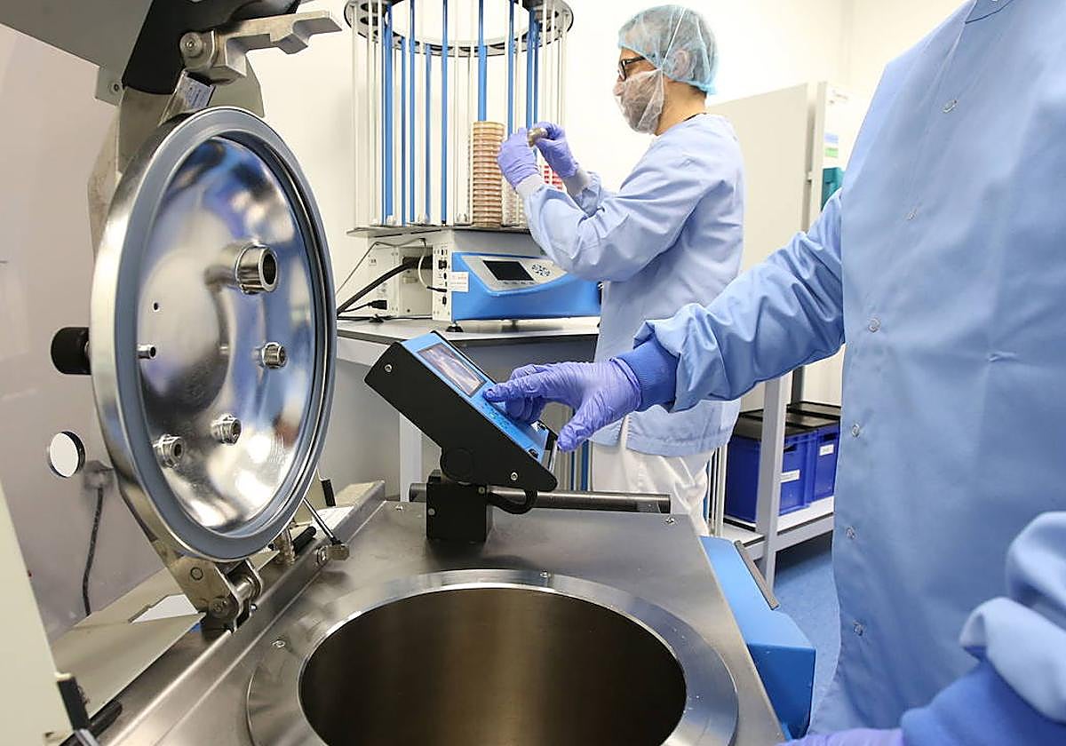 Dos empleados trabajan en las instalaciones de Faes Farma en Leioa.