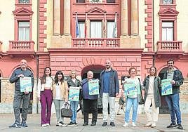 Responsables de los diferentes grupos de danzas con las autoridades municipales presentaron la programación de actuaciones.