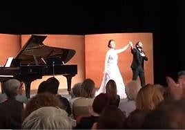 El público en pie despidió a los artistas