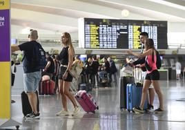 Varios pasajeros se disponen a coger un vuelo en la terminal de Loiu, en una imagen de archivo.