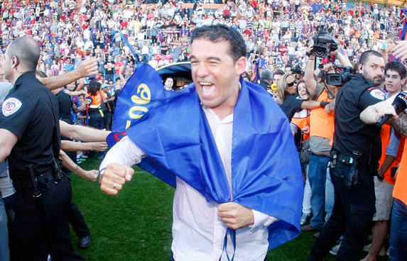 Luis García celebra el ascenso con el Levante en 2010.