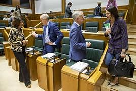 El lehendakari Urkullu y el vicelehendakari Josu Erkoreka, con las parlamentarias Leixuri Arrizabalaga (PNV) y Laura Garrido (PP) a su llegada al pleno.