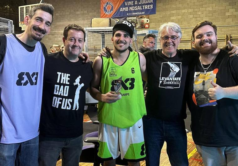 Dani Lorenzo, en el centro de la imagen posa con el trofeo del MVP junto al youtuber Floppball, Antoni Daimiel, Siro López e Ibai Llanos