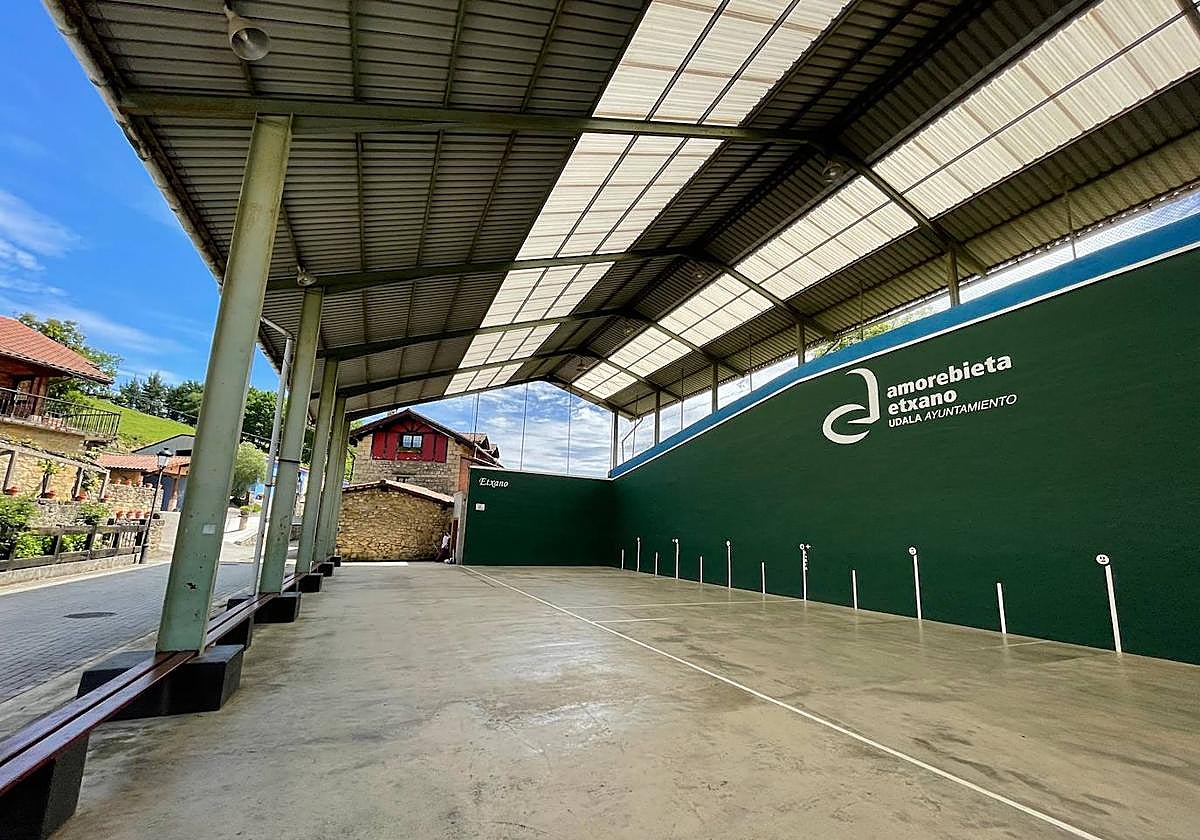 Imagen del renovado frontón de Etxano.