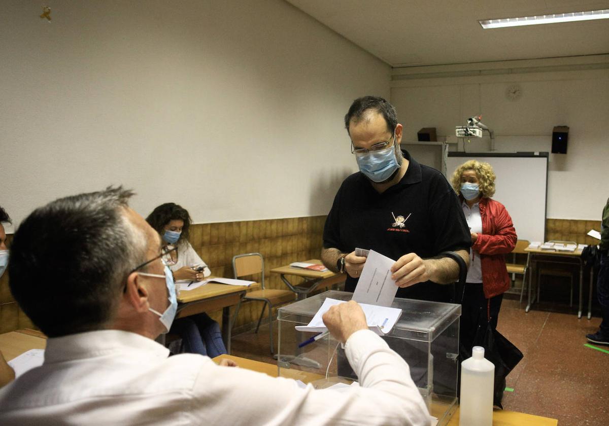 Un colegio electoral bilbaíno en las elecciones de 2020, cuando tocó votar con mascarilla.