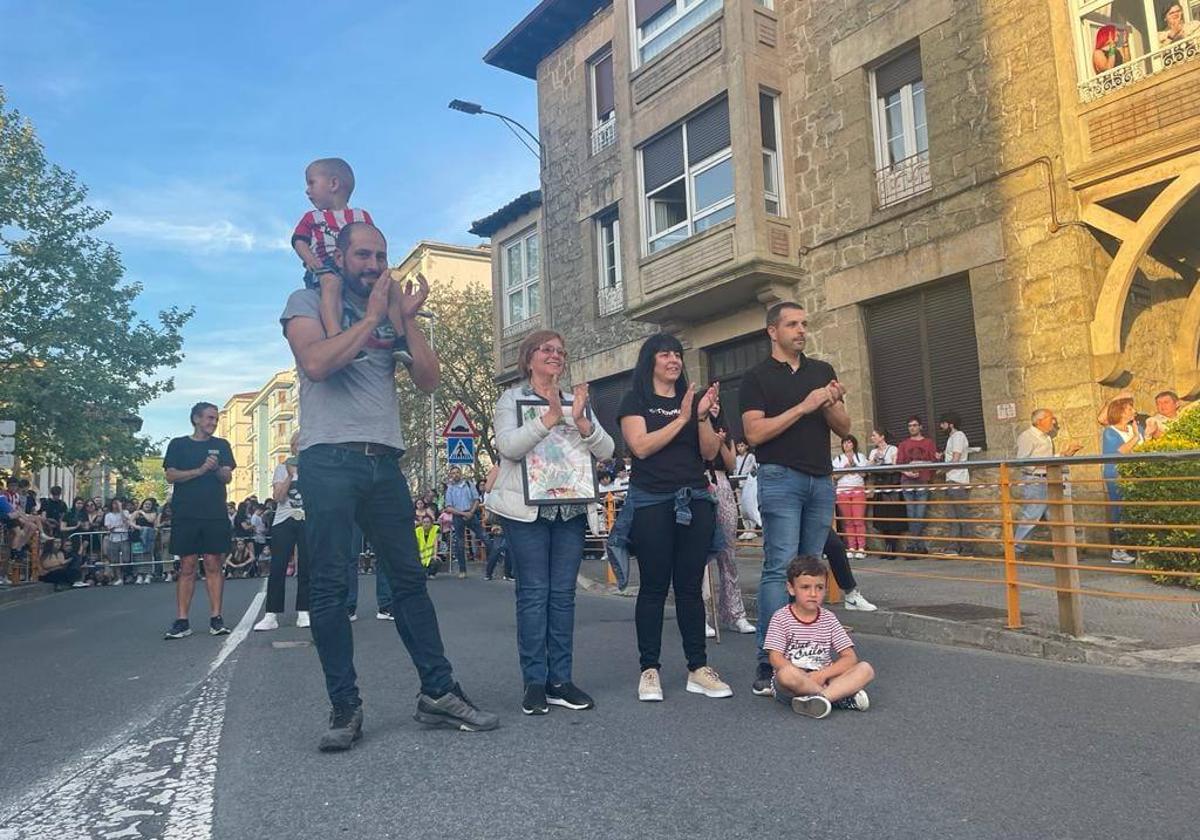 Julen Arriaga, Espe Rodríguez, Mónica Delgado, Iker Arriaga y los niños en el homenaje de este jueves.