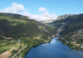 El embalse de Sobrón frena al río Ebro.