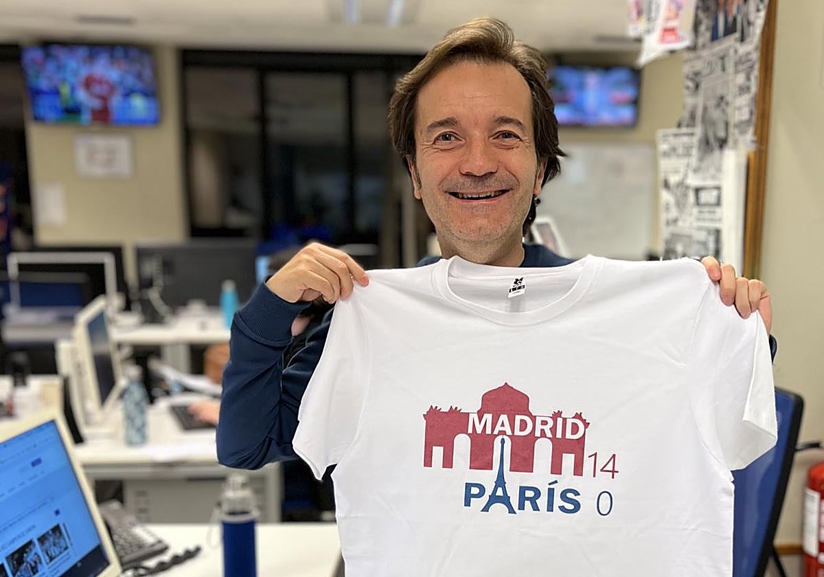 Guillermo Valadés en la redacción de deportes de la COPE.