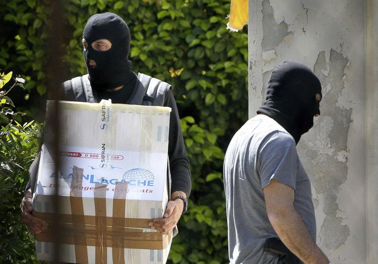 Policías franceses trasladan armas de la banda tras el desarme organizado por los terroristas.