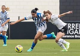 Chamorro trata de dejar atrás a una defensora del Valencia.