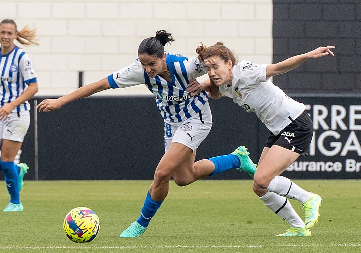 Chamorro trata de dejar atrás a una defensora del Valencia.