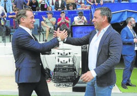 García Plaza y Calleja se saludan antes del inicio del encuentro.