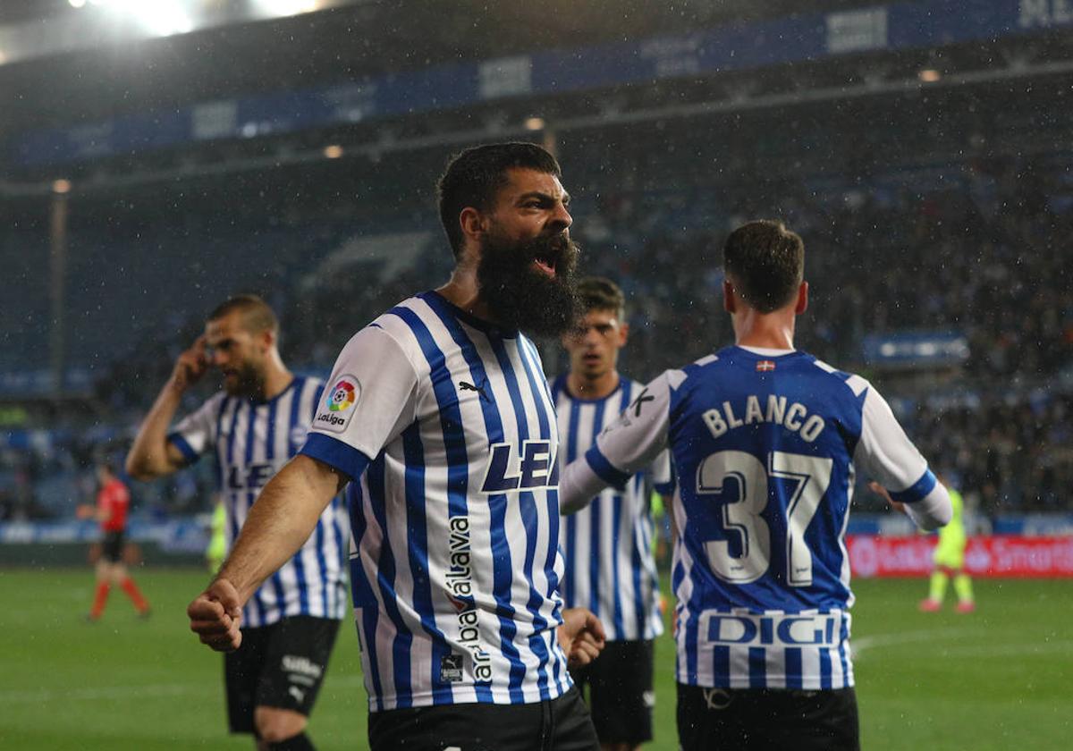 Villalibre celebra con rabia el primero gol del Deportivo Alavés ante el Leganés