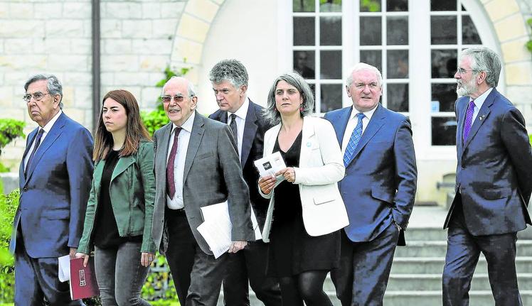 Polí­ticos internacionales, en Cambo-les-Bains: Cuautémoc Cardenas, Irati Agorria, Michel Camdessus, Jonathan Powell, Anais Funosas, Bertie Ahern, y Gerry Adams.