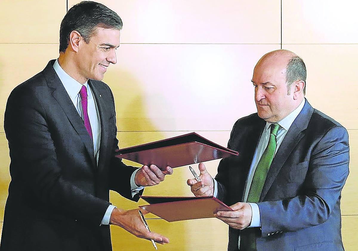 Pedro Sánchez y Andoni Ortuzar, en el acto de firma del acuerdo de investidura en diciembre de 2019.