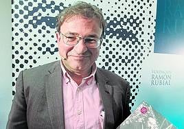 Carlos García de Andoin, con su libro.