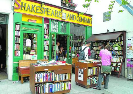 Imagen secundaria 1 - 1. Pamplona. Una joven parece dialogar con la estatua de Hemingway en el café Iruña. 2. París. Librería Shakespeare and Co., cerca de Notre Dame. 3. Highclere. Interior del castillo, donde se rodó 'Downton Abbey'.