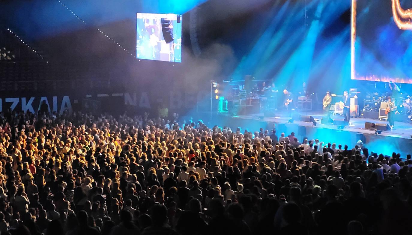 Largas colas y mucha nostalgia en el concierto del BEC