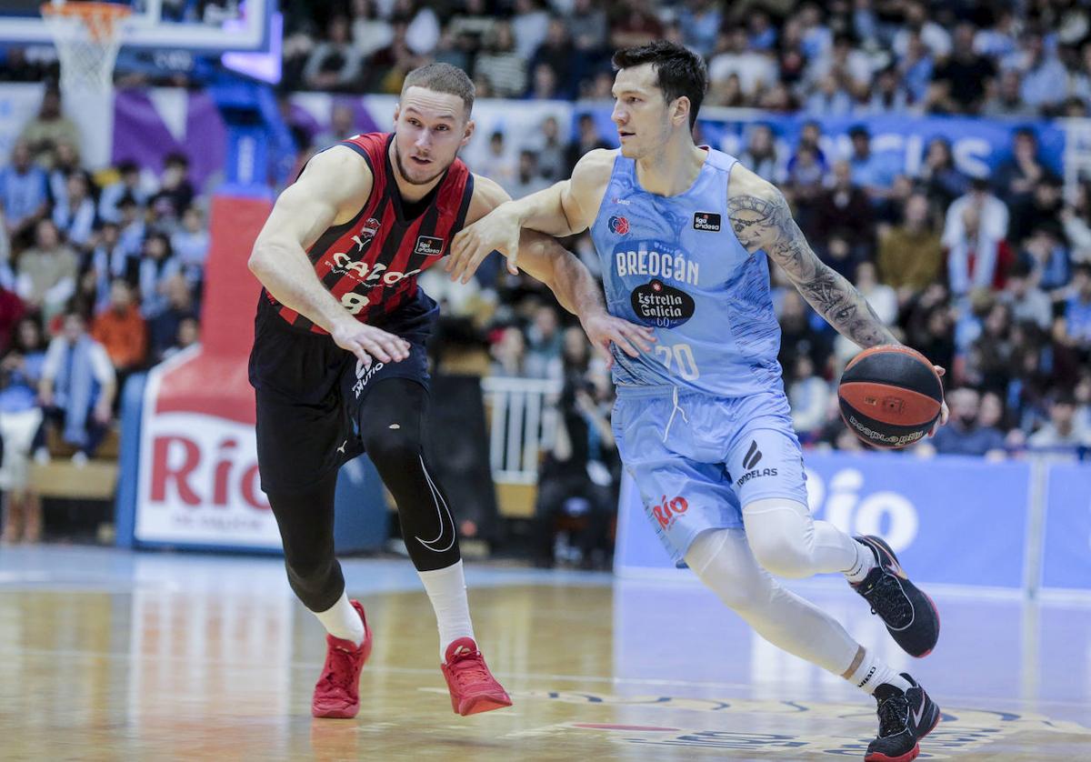 Sedekerskis presiona el avance de Nenadic durante el partido de la primera vuelta en Lugo.