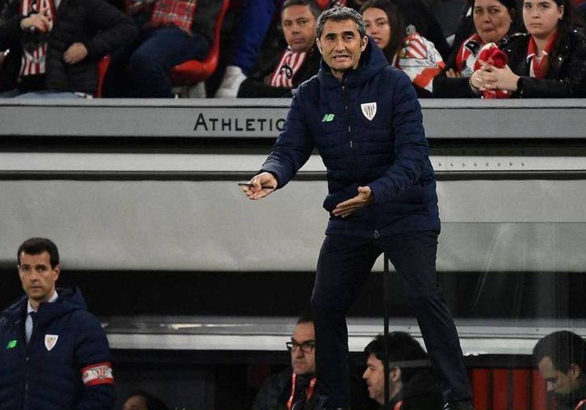 Ernesto Valverde da instrucciones a sus jugadores.