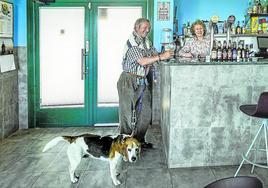 José Irurza, en la barra del bar de Navaridas que regenta Charo Robledo.