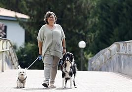 Paseo. Josefa Domínguez, con sus perros.