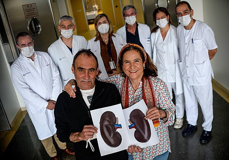 La pareja bilbaína, con parte del equipo médico de Urología, Nefrología y Coordinación de Trasplantes.