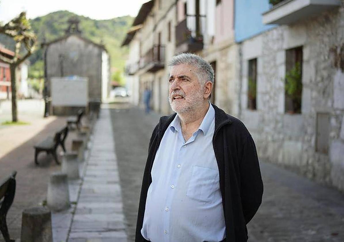 Eguiguren, en la plaza de Aizarna, en la que está la antigua escuela en la que aprendió a leer y escribir