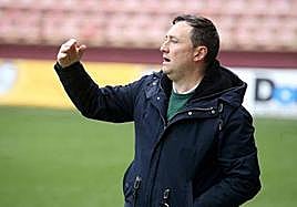 Raúl Llona da órdenes en un encuentro de la SD Logroñés.