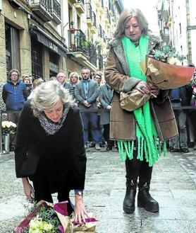 Imagen secundaria 2 - Arriba, Rodríguez, líder de Sortu, charla con David Pla, exjefe de ETA que leyó el comunicado de 2011 y ahora está en el partido. A la izquierda, imagen de 'Josu Tenera' de su detención el 16 de junio de 2019. A la derecha, Ana Iribar coloca flores en homenaje a su marido, Gregorio Ordóñez, en presencia de Consuelo, hermana del concejal del PP asesinado. 