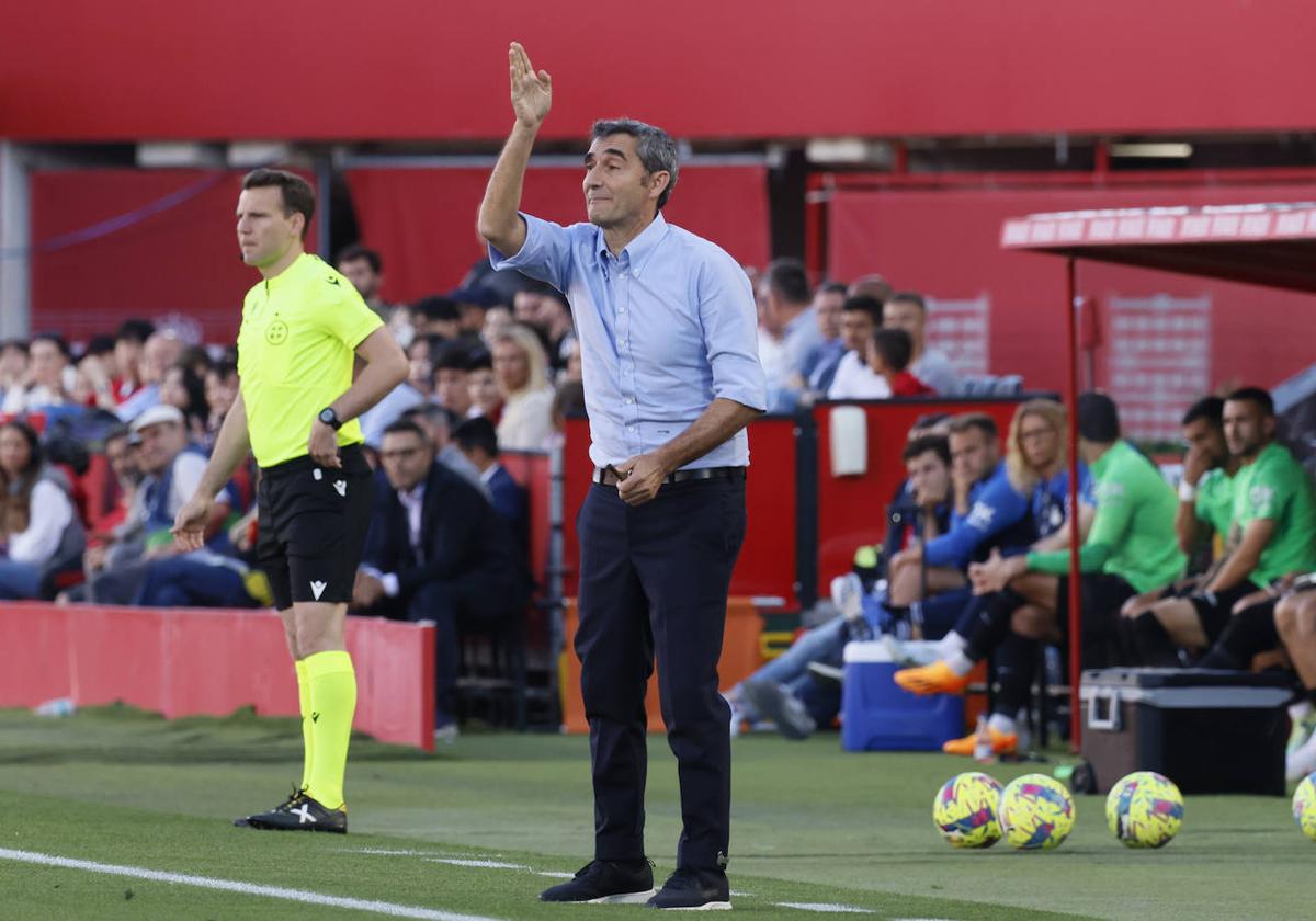 Valverde da instrucciones a sus hombres en Son Moix.