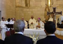 Ramiro González escucha al obispo de Vitoria durante la homilía de San Prudencio.