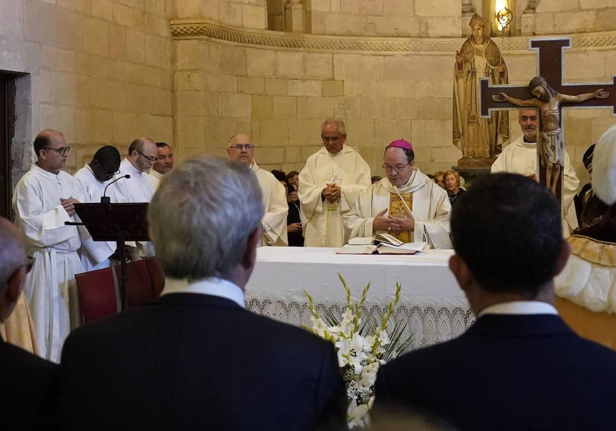 Ramiro González escucha al obispo de Vitoria durante la homilía de San Prudencio.