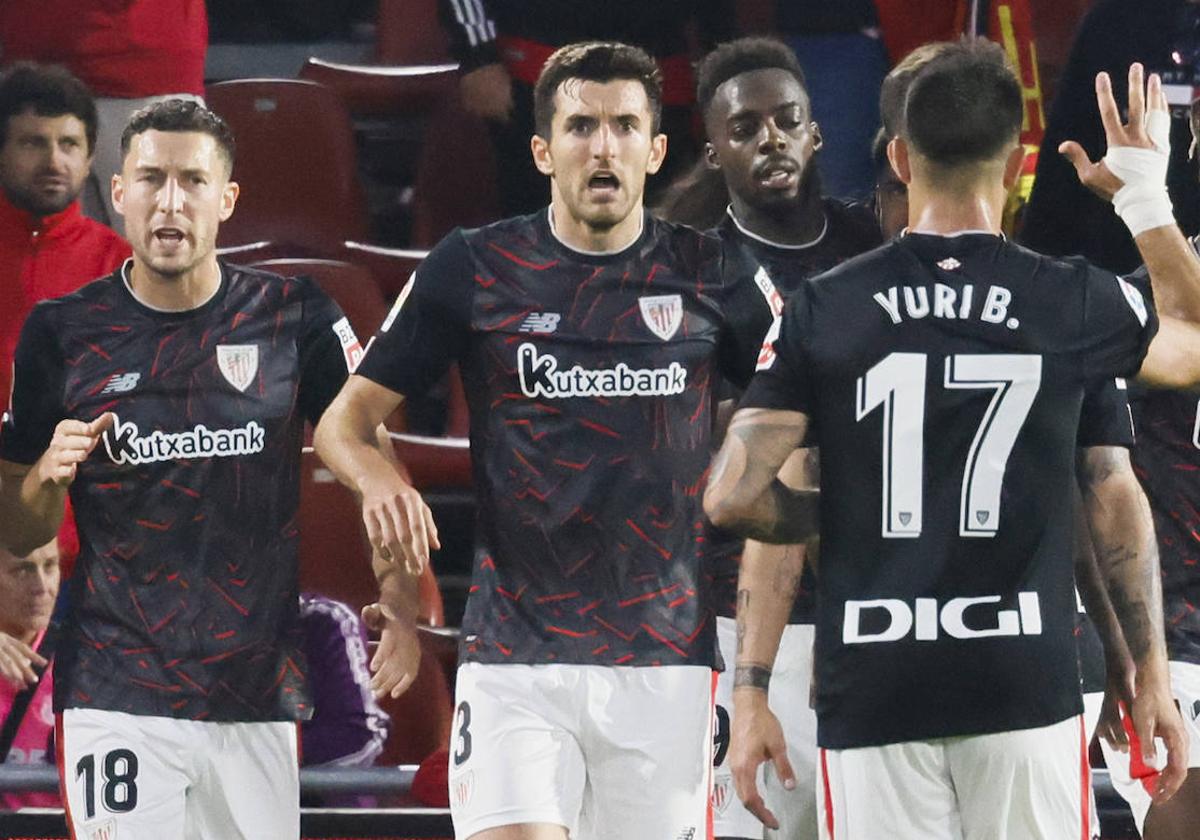 Los jugadores del Athletic celebran el empate frente al Mallorca.