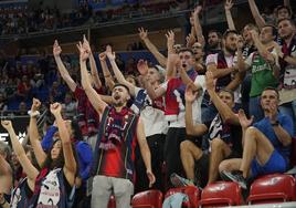 Un grupo de aficionados anima al Baskonia.