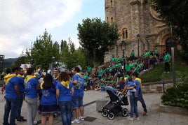 Dos cuadrillas de Etxebarri se preparan para celebrar los festejos.