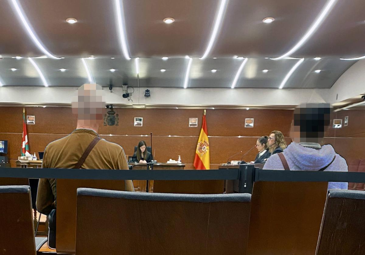 Los procesados, esta mañana de miércoles en la Audiencia Provincial de Álava.