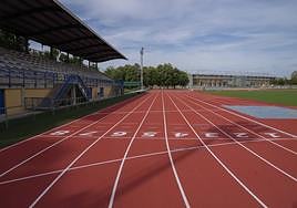 La recta principal de la pista de atletismo de Mendizorroza, con su imagen actual tras la reforma.