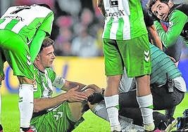 Joaquín, en el suelo, es una de las bajas que ha sufrido el rival del Athletic en el último mes.